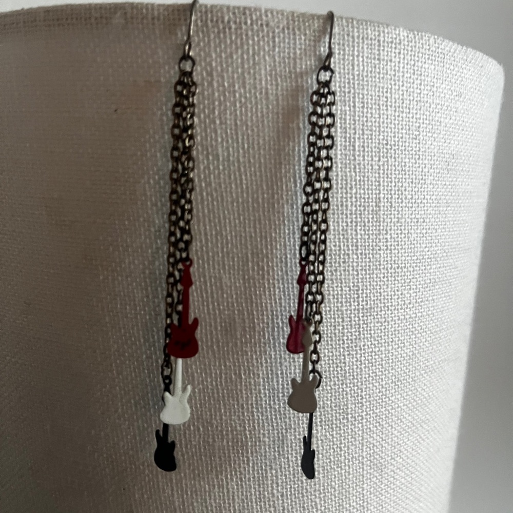 Guitar earring